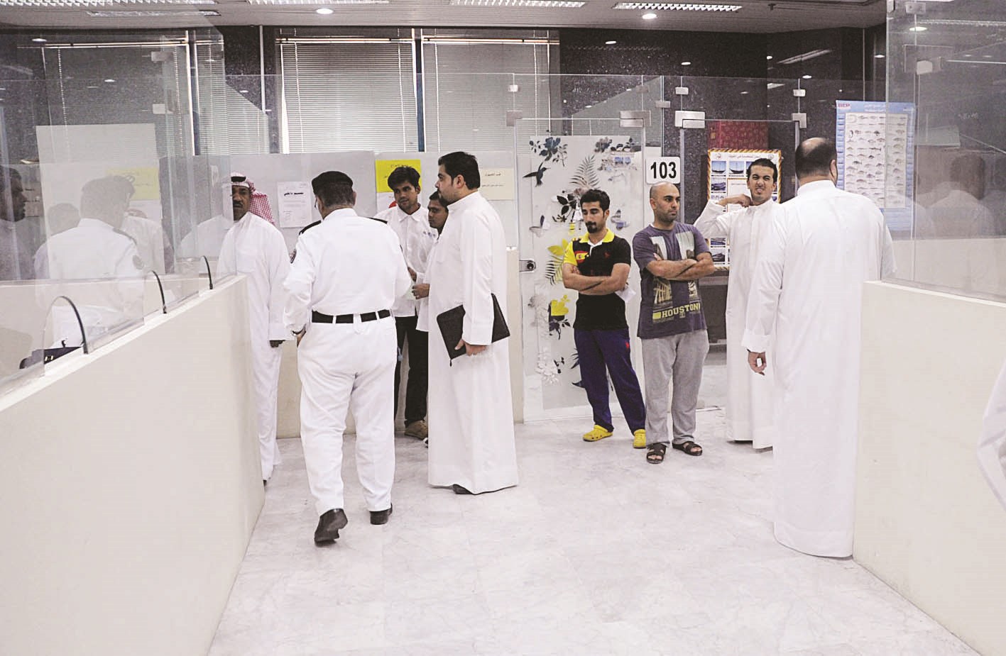 مراجعون في انتظار توقيع معاملاتهم