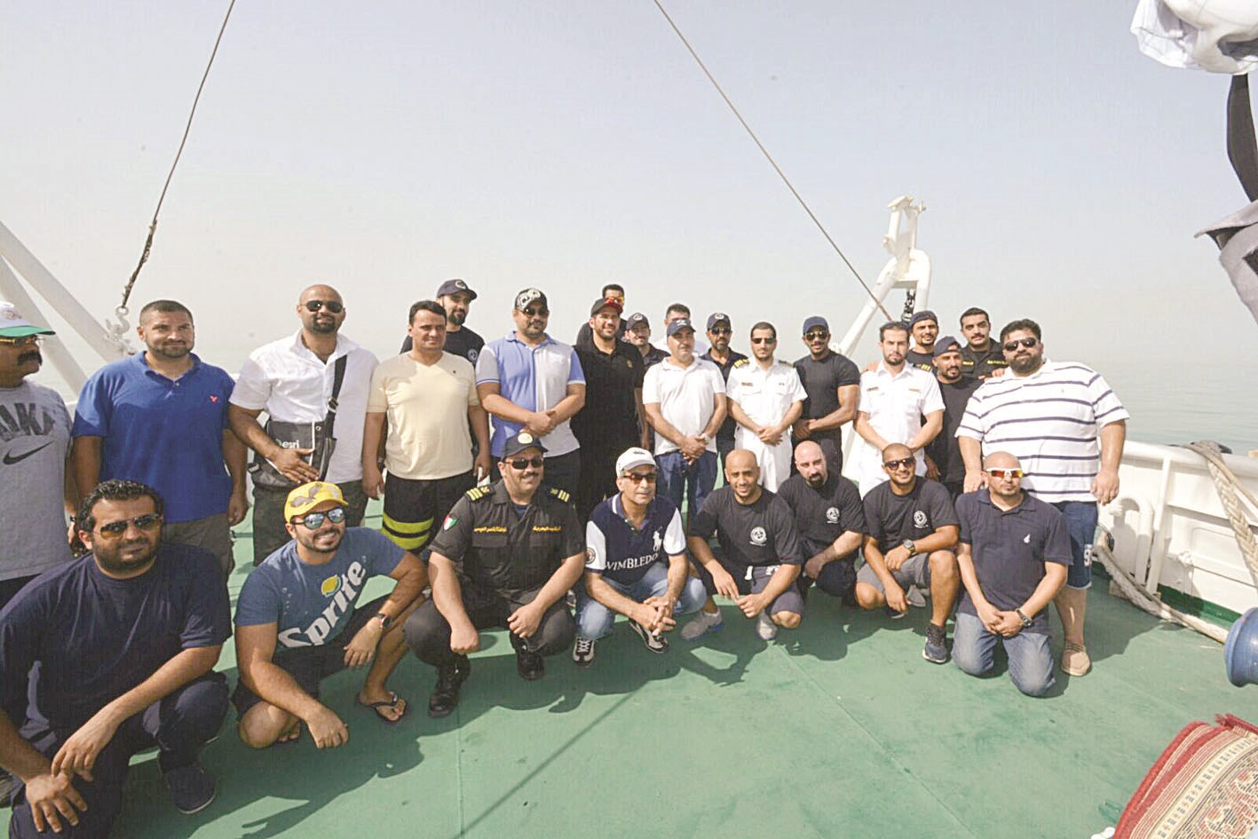 القياديون يتوسطون موظفي «الزراعة» على متن السفينة «صباح»