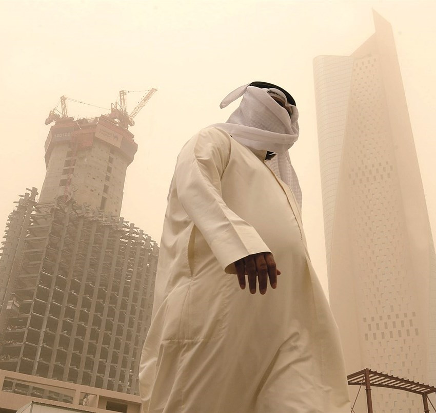 الغترة للوقاية من الغبار (تصوير أسعد عبدالله)