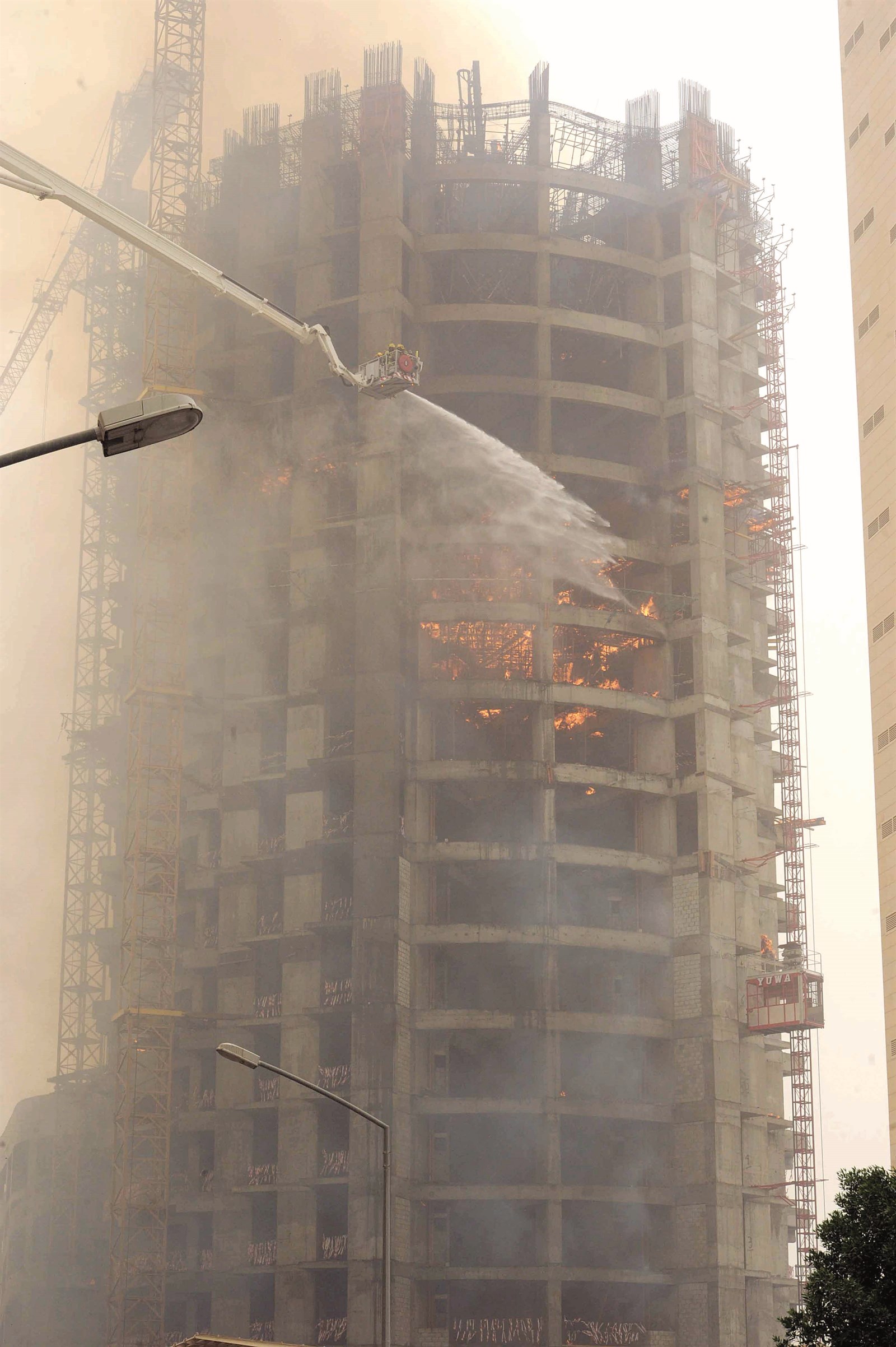 الإطفائيون خلال مكافحة الحريق