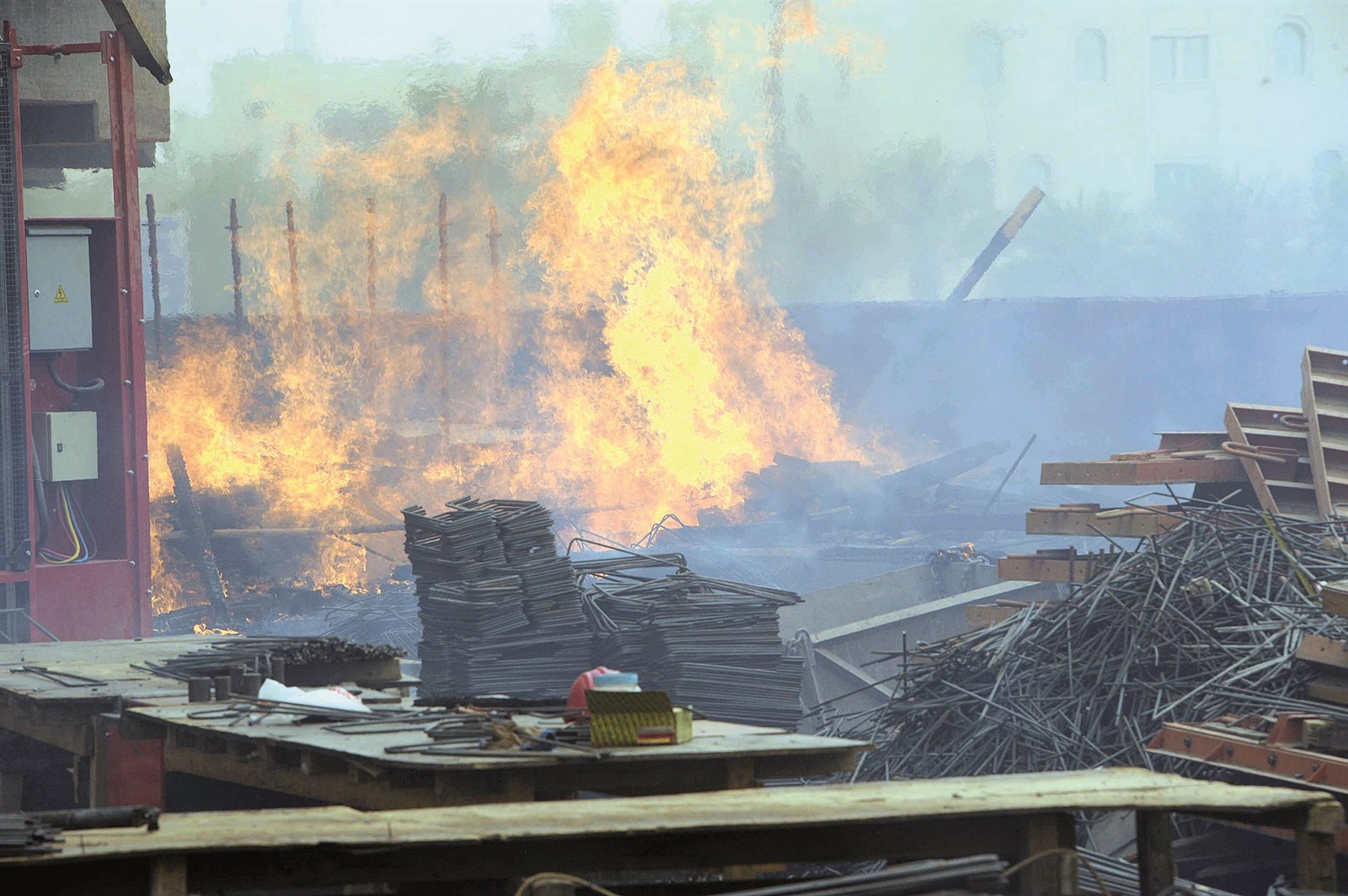 الحر والرياح زادا من صعوبة إطفاء الحريق  (تصوير طارق عزالدين)