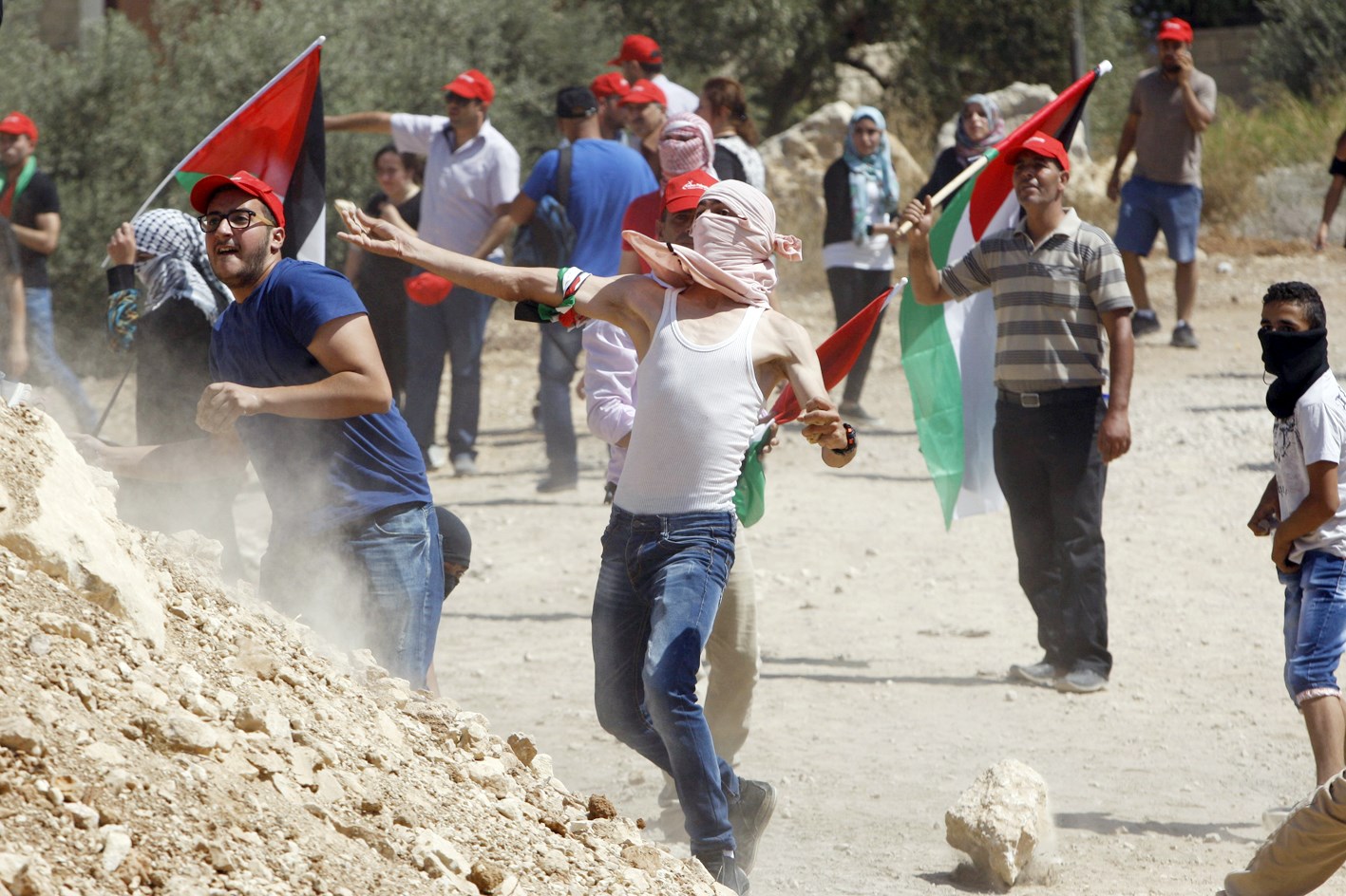 u0641u0644u0633u0637u064au0646u064au0648u0646 u064au0631u0645u0648u0646 u0627u0644u062du062cu0627u0631u0629 u062au062cu0627u0647 u0634u0631u0637u0629 u0627u0644u062du062fu0648u062f u0627u0644u0625u0633u0631u0627u0626u064au0644u064au0629 u0627u062du062au062cu0627u062cu0627u064b u0639u0644u0649 u0645u0635u0627u062fu0631u0629 u0623u0631u0627u0636 u0641u064a u0627u0644u0636u0641u0629 u0627u0644u063au0631u0628u064au0629 (u0631u0648u064au062au0631u0632)