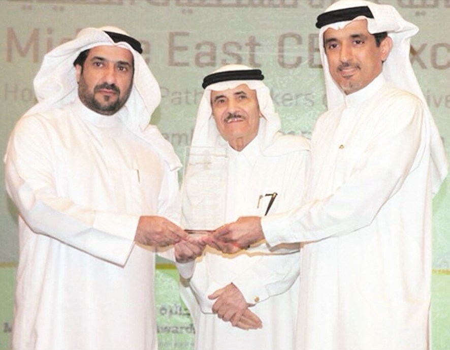 u062au0643u0631u064au0645 u0627u0644u0639u0646u0632u064a u0644u062du0635u0648u0644u0647 u0639u0644u0649 u062cu0627u0626u0632u0629 u0627u0644u062au0645u064au0632