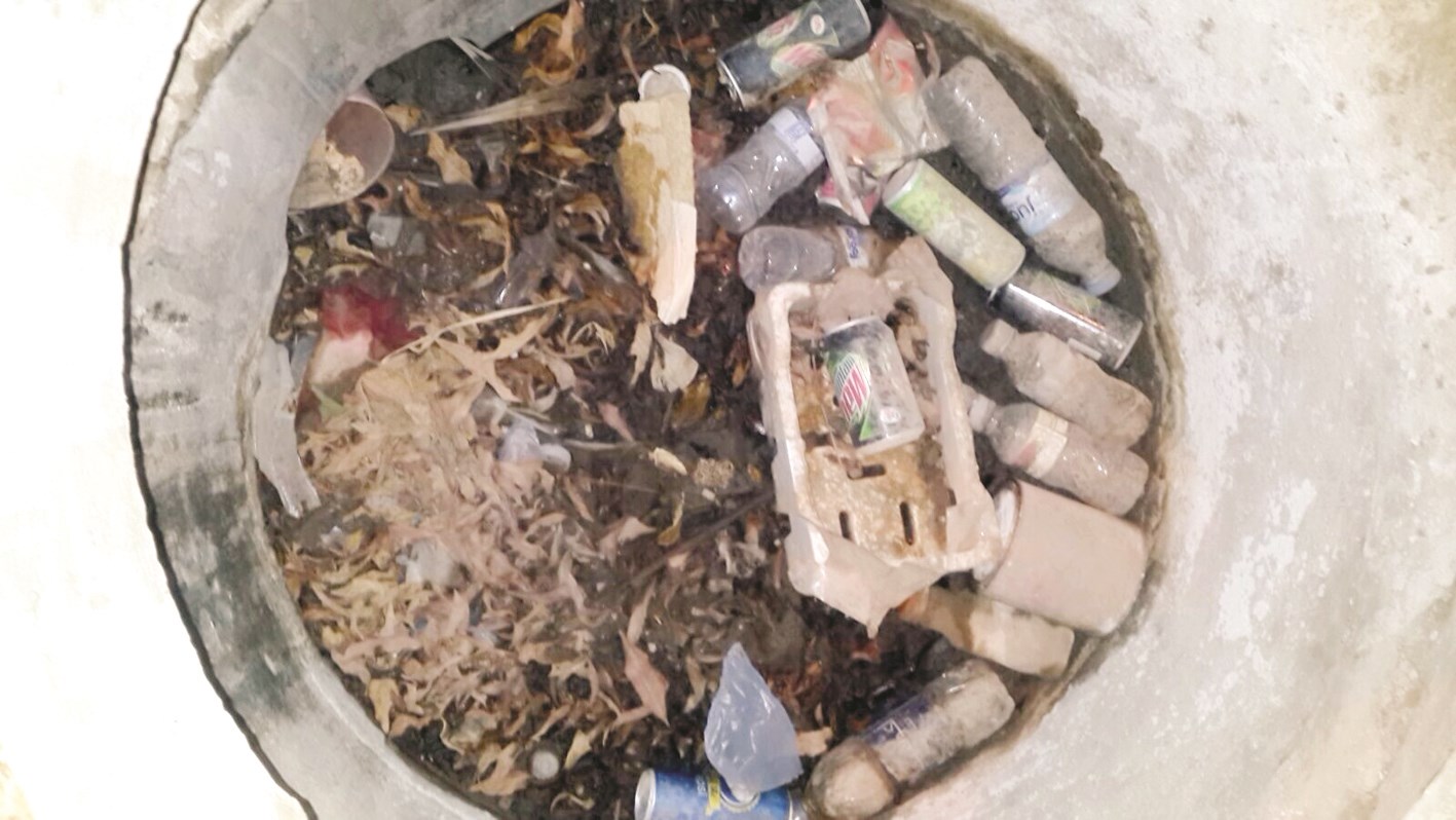 زجاجات مياه معدنية ومياه غازية فارغة عثر عليها داخل منهول