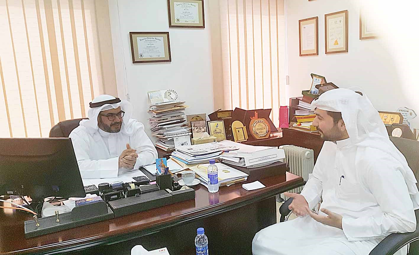 العنزي متحدثاً للزميل علي الفضلي