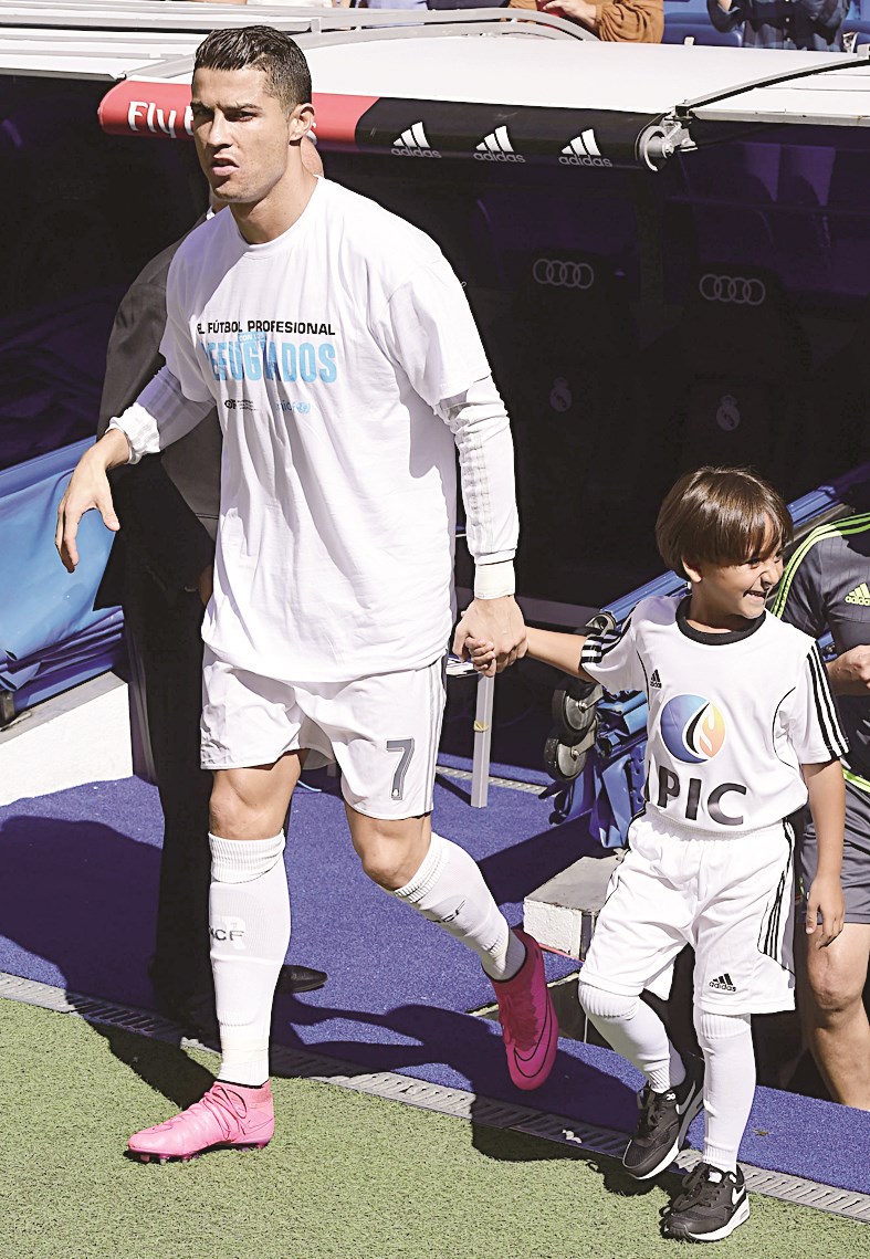 u0627u0644u0637u0641u0644 u0627u0644u0633u0648u0631u064a u0623u0633u0627u0645u0629 u0645u0645u0633u0643u0627u064b u0628u0627u0644u0646u062cu0645 u0631u0648u0646u0627u0644u062fu0648 (u0623 u0641 u0628)