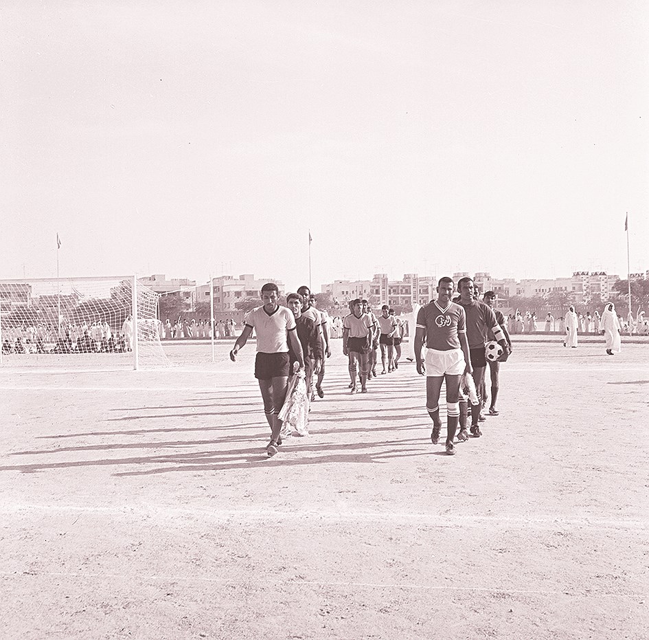 العربي والقادسية قبل خوضهما أول «سوبر» غير رسمي في 1970