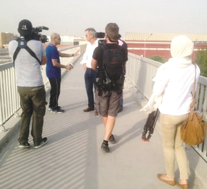 صورة عرضتها محطة M6 لفريق إعداد البرنامج في الكويت