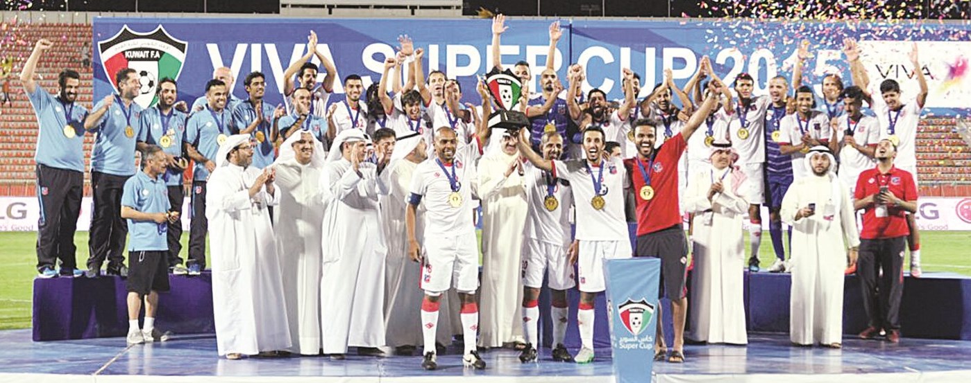 u0644u0627u0639u0628u0648 u00abu0627u0644u0643u0648u064au062au00bb u064au0631u0641u0639u0648u0646 u0643u0623u0633 u0627u0644u0633u0648u0628u0631b (u062au0635u0648u064au0631: u0633u0639u062f u0647u0646u062fu0627u0648u064a)