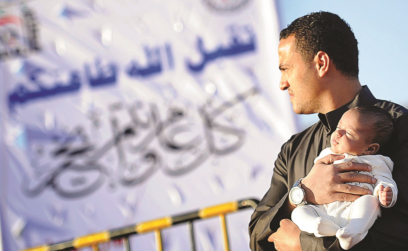 لم ينقطع عن صلاة العيد مع رضيعه (تصوير نايف العقلة)