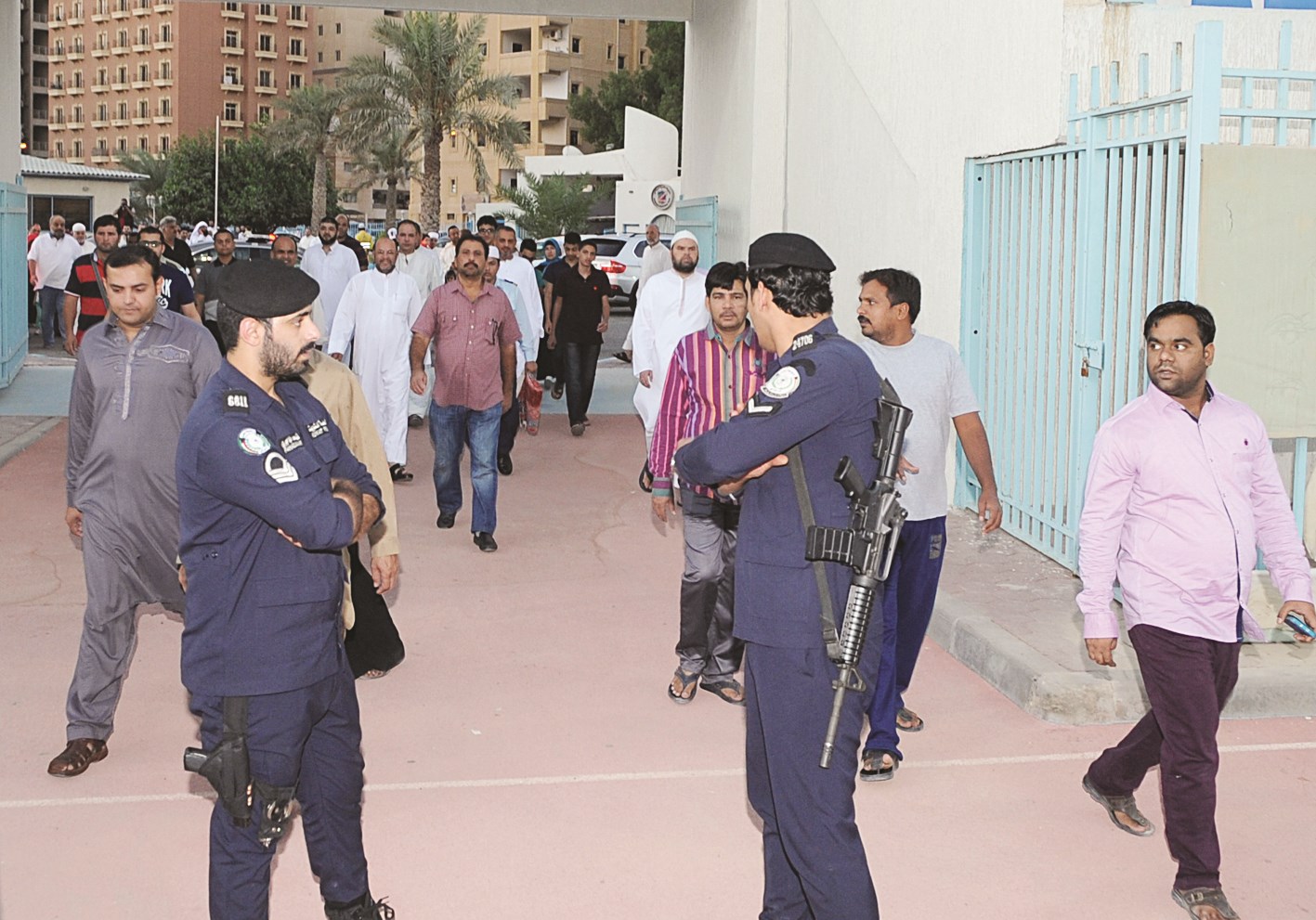 إجراءات أمنية أمام المصليات