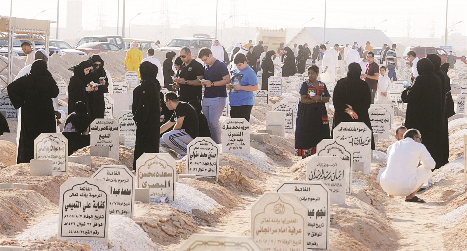 جموع توافدت إلى المقبرة مع ساعات الصباح الأولى