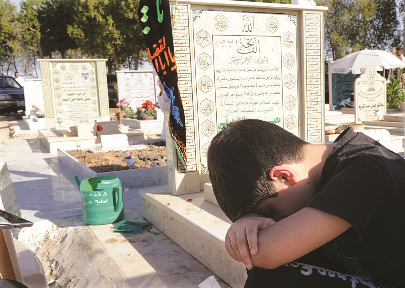 u0637u0641u0644 u064au062cu0644u0633 u0642u0631u0628 u0642u0628u0631 u0641u0642u064au062fu0647 (u062au0635u0648u064au0631 u0632u0643u0631u064au0627 u0639u0637u064au0629)