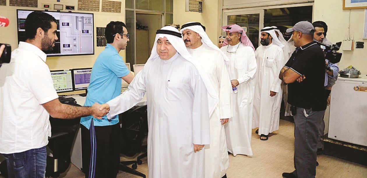 بوشهري مهنئاً العاملين في المحطة بالعيد