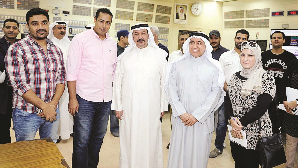 بوشهري والعجيل يتوسطان الصحافيين