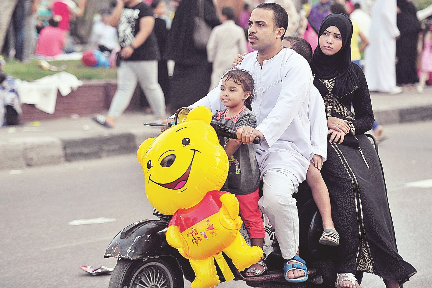 u0645u0635u0631u064a u0641u064a u062cu0648u0644u0629 u0645u0639 u0623u0633u0631u062au0647