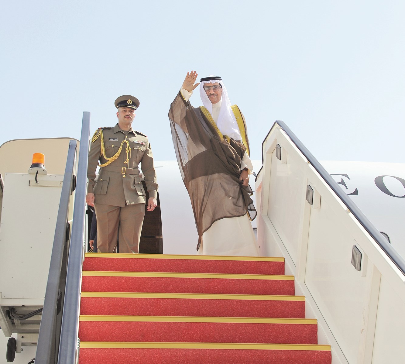 المبارك محيياً مودعيه قبيل المغادرة