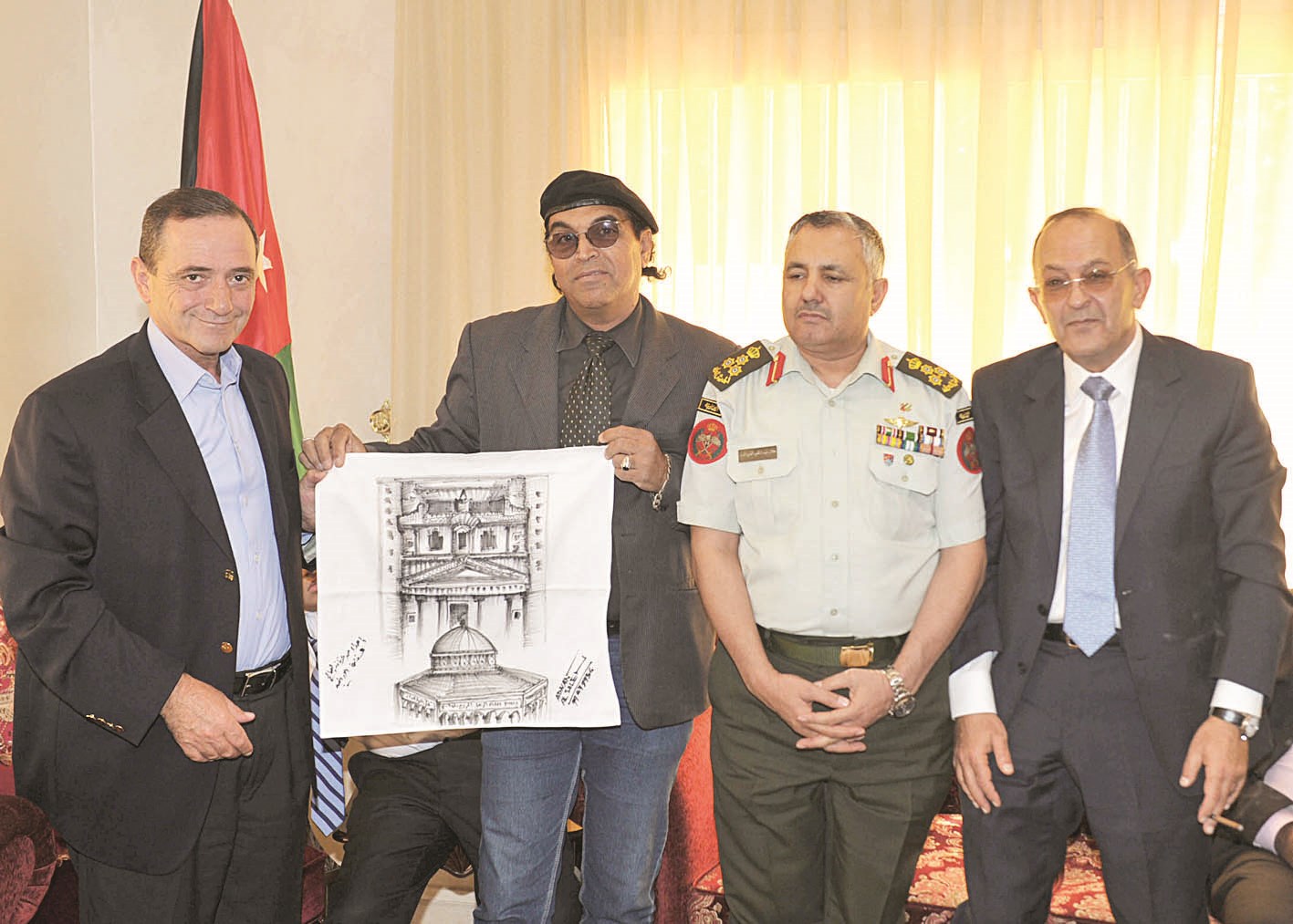 الكايد والخوالدة وذياب مع لوحة تذكارية من الفنان عدنان الصالح ( تصوير سعد هنداوي)