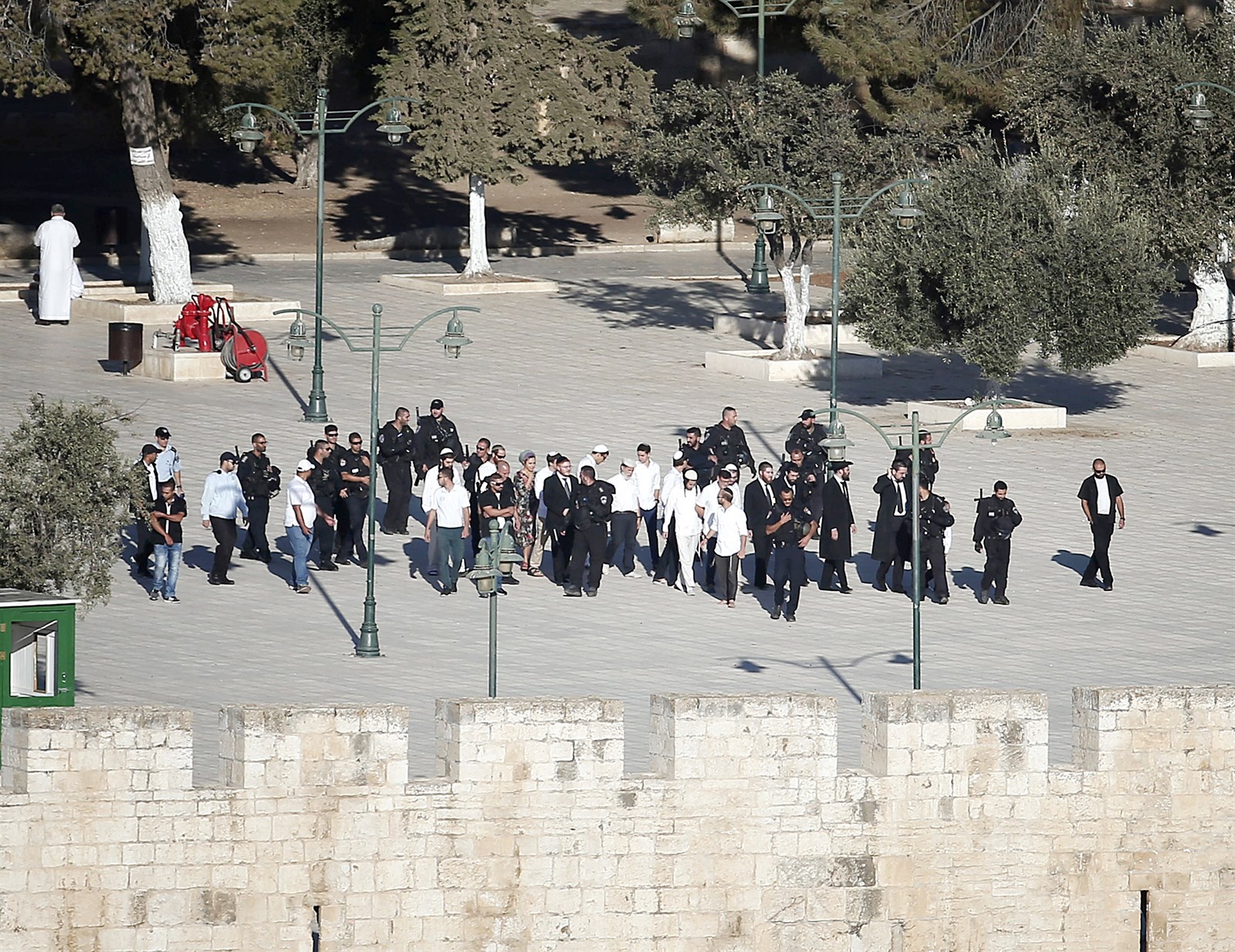 u0627u0644u0634u0631u0637u0629 u0627u0644u0625u0633u0631u0627u0626u064au0644u064au0629 u062au0631u0627u0641u0642 u0645u062cu0645u0648u0639u0629 u0645u0646 u0627u0644u0632u0648u0627u0631 u0627u0644u064au0647u0648u062f u0641u064a u0628u0627u062du0629 u00abu0627u0644u0645u0633u062cu062f u0627u0644u0623u0642u0635u0649u00bb u0641u064a u0627u0644u0642u062fu0633 ( u0627 u0641 u0628)