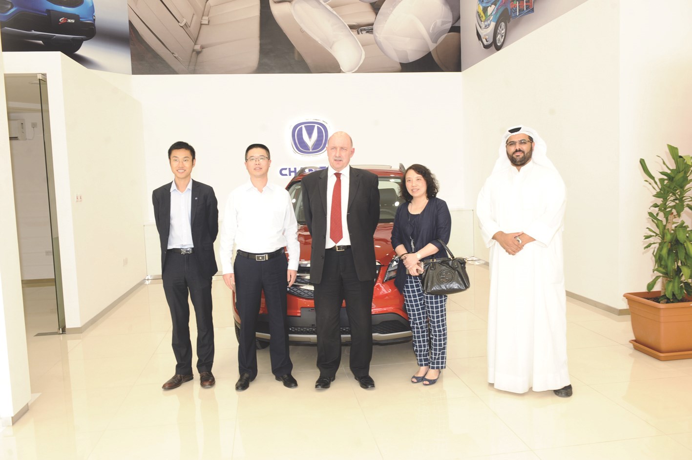 المطوع وإلى جواره منجن ومديرو الأقسام في الشركة