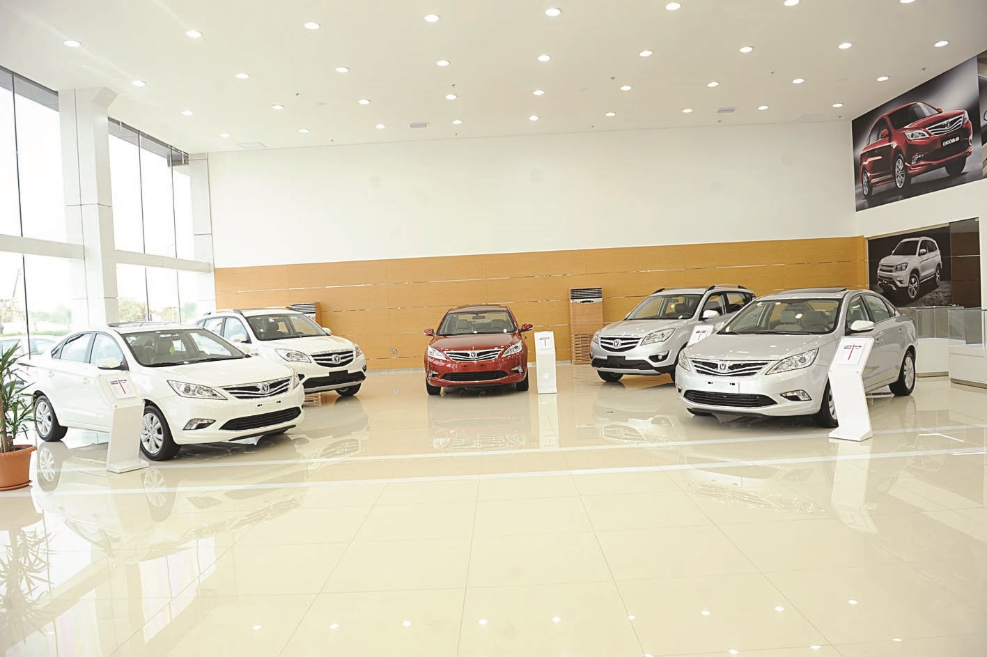 السيارات الجديدة في معرض «القرين»