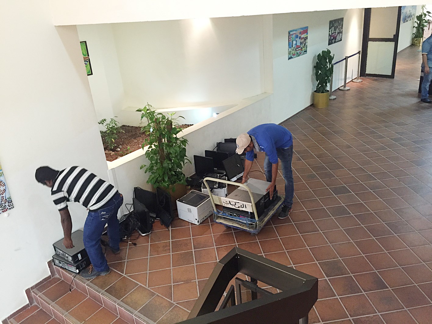 توزيع الحواسيب على قطاعات الوزارة أمس