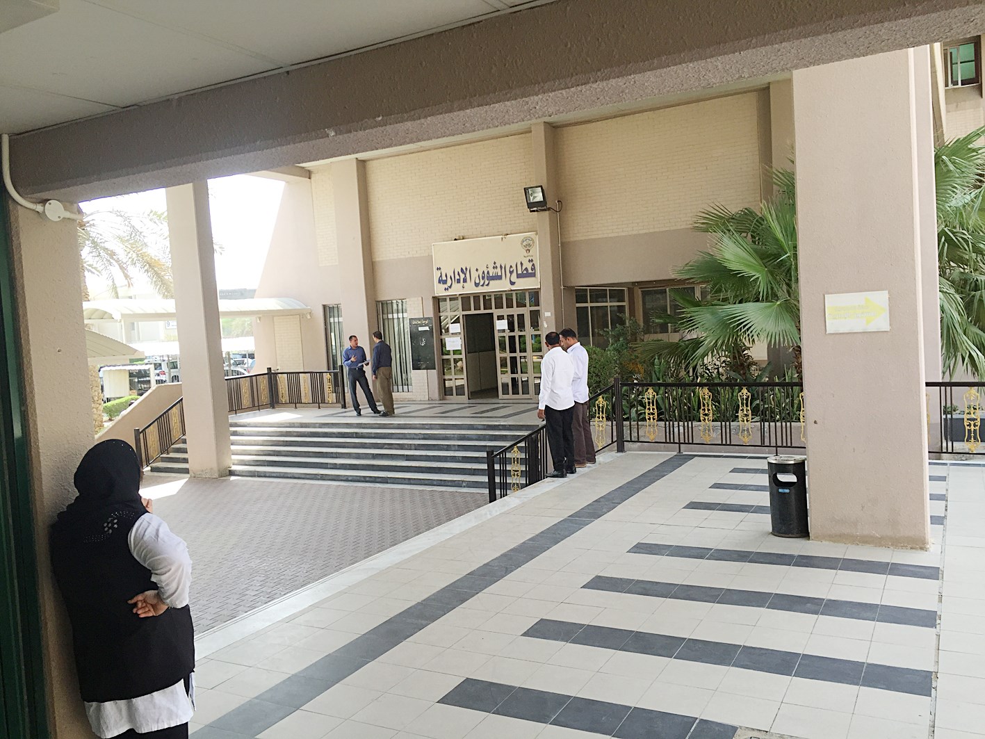 هدوء أمام صالات القطاع الإداري بالوزارة