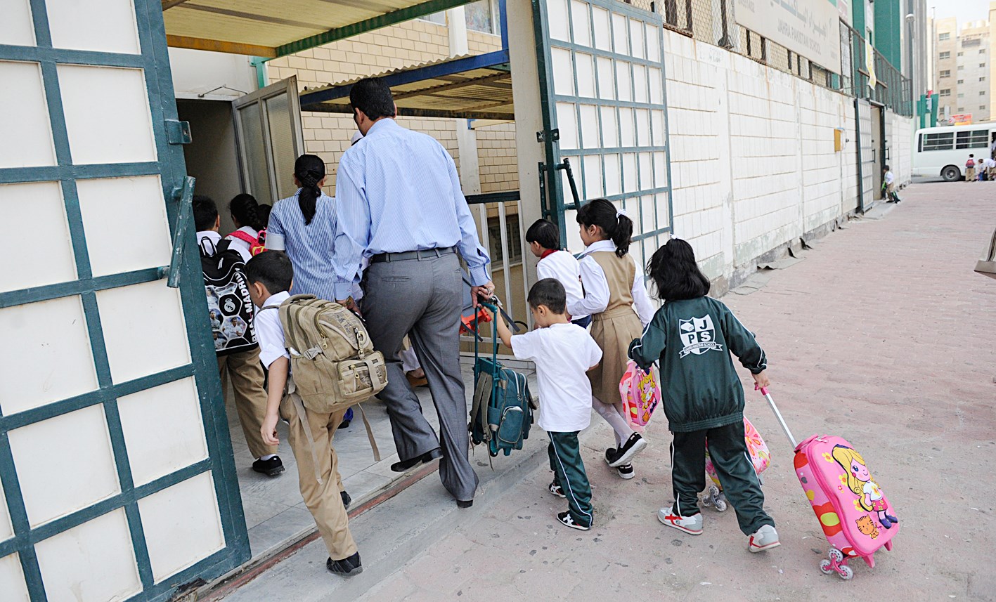 u0623u0648u0644u064au0627u0621 u0627u0644u0623u0645u0648u0631 u0645u0639 u0623u0628u0646u0627u0626u0647u0645 u062du062au0649 u0628u0627u0628 u0627u0644u0645u062fu0631u0633u0629