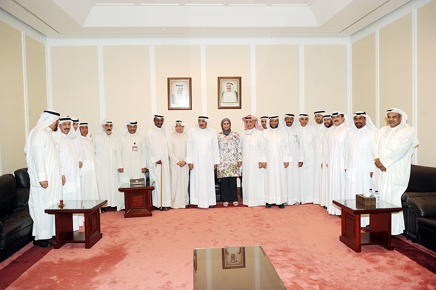 صورة تذكارية مع العاملين في وزارتي الكهرباء والأشغال   (تصوير جلال معوض)