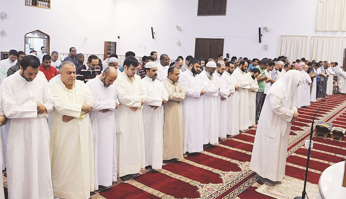 تأدية صلاة الخسوف في مسجد عبدالوهاب التركيت بالسالمية