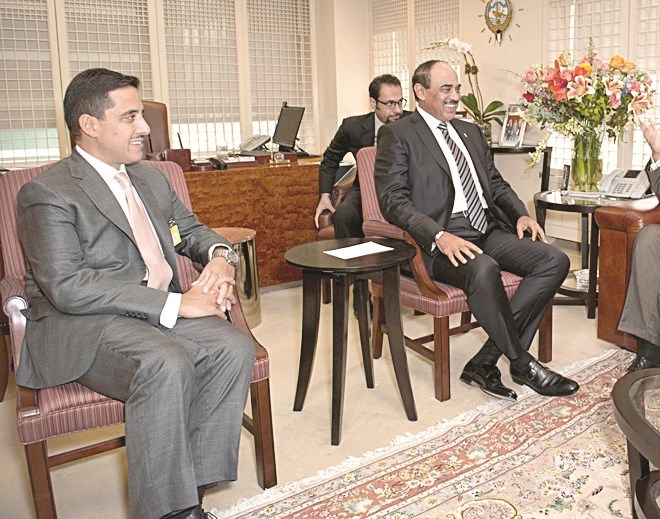 صباح الخالد خلال لقائه يان كوبيس