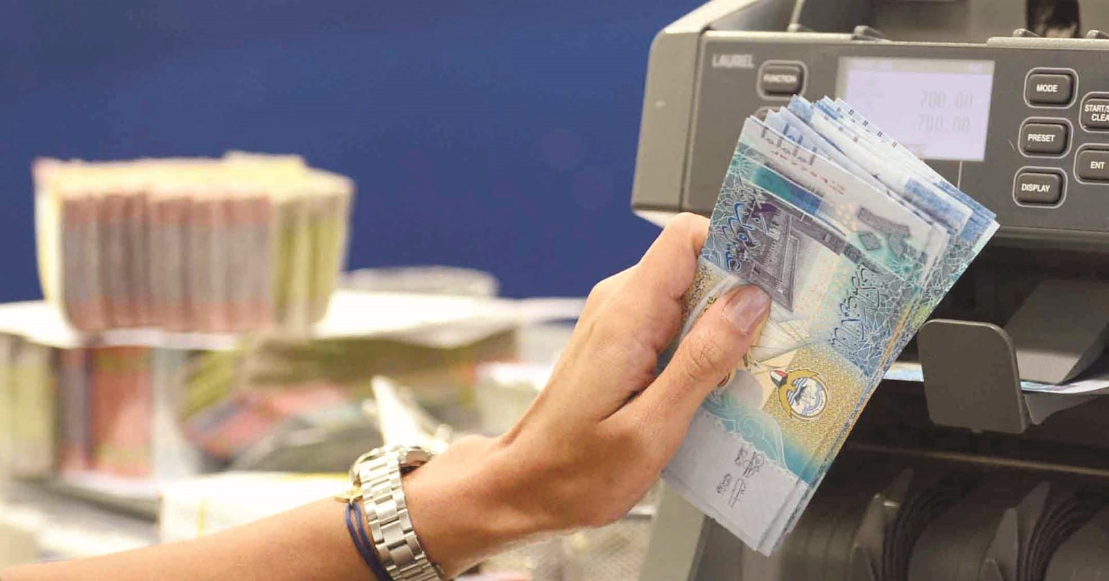 u0627u0644u0625u0635u062fu0627u0631 u0627u0644u0645u0631u062au0642u0628 u0642u062f u064au064fu0637u0631u062d u0642u0628u0644 u0646u0647u0627u064au0629 u0627u0644u0639u0627u0645 (u062au0635u0648u064au0631 u0623u0633u0639u062f u0639u0628u062fu0627u0644u0644u0647)