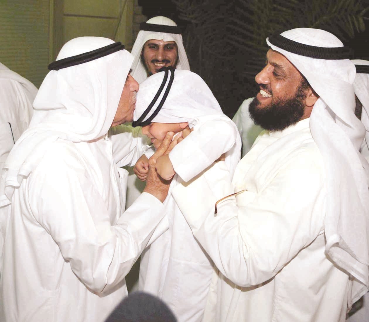 u0627u0644u0635u0648u0627u063a u064au062du0645u0644 u0637u0641u0644u0627u064b u0648u0627u0644u0633u0639u062fu0648u0646 u064au0647u0645 u0628u062au0642u0628u064au0644 u0631u0623u0633u0647