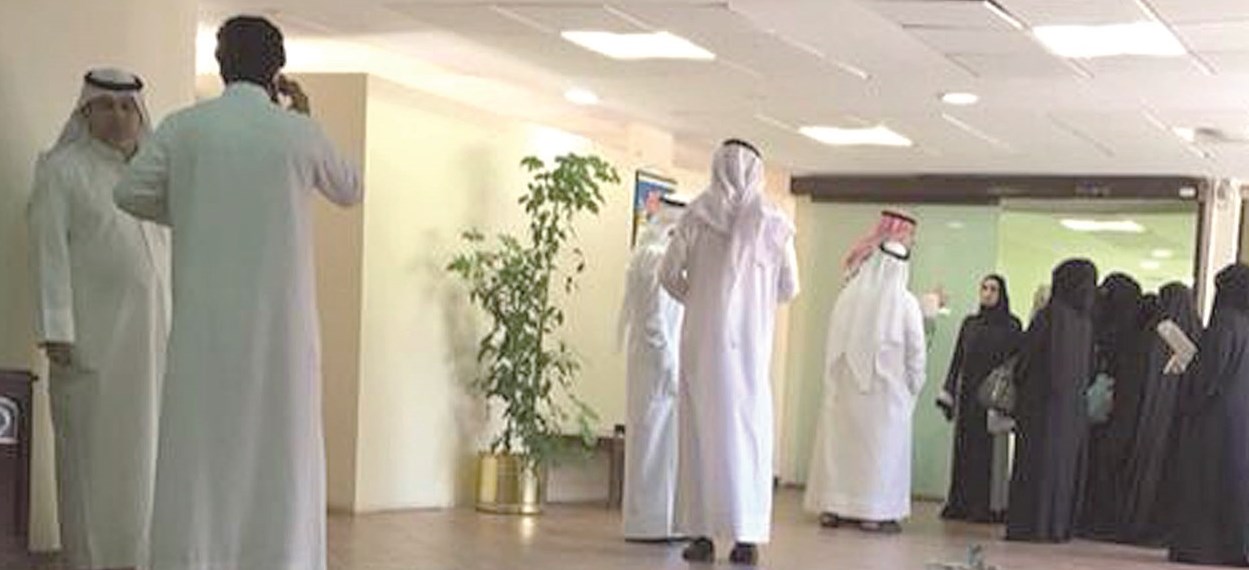 u0627u0644u0645u0639u0644u0645u0648u0646 u0648u0627u0644u0645u0639u0644u0645u0627u062a u0627u0644u0628u062fu0648u0646 u062eu0644u0627u0644 u0627u0639u062au0635u0627u0645u0647u0645 u0641u064a u0645u0628u0646u0649 u0627u0644u0648u0632u0627u0631u0629