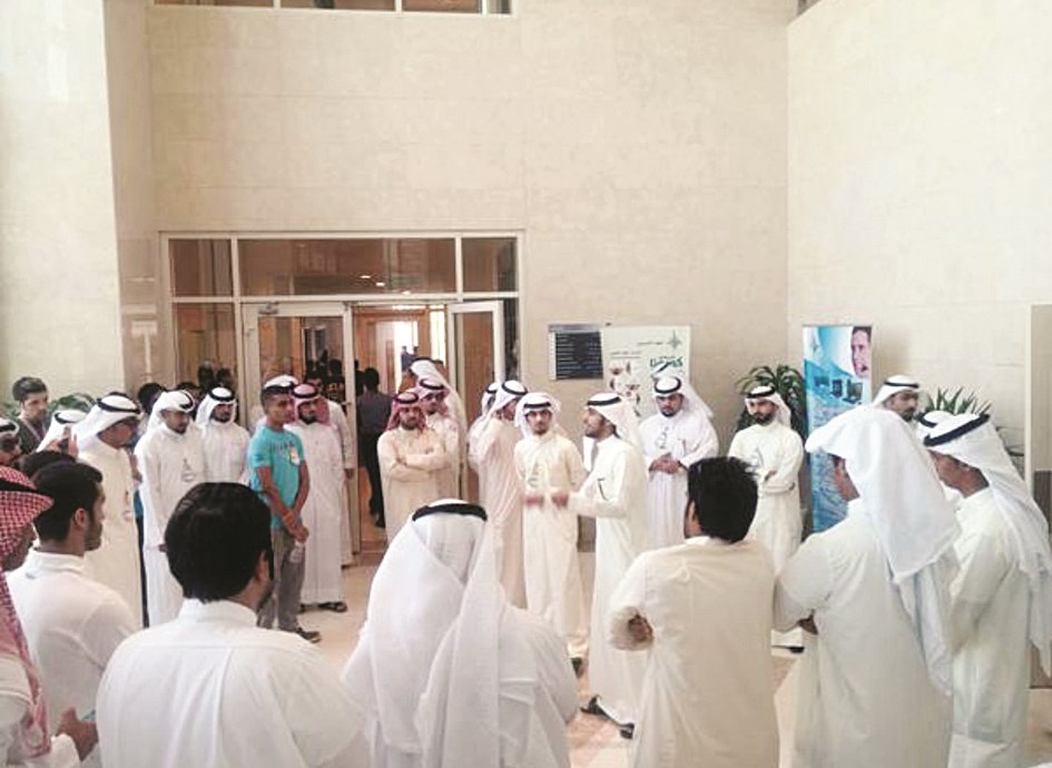 u0639u062fu062f u0645u0646 u0637u0644u0627u0628 u0627u0644u0643u0644u064au0629 u062eu0644u0627u0644 u0627u0639u062au0635u0627u0645u0647u0645 u0623u0645u0633