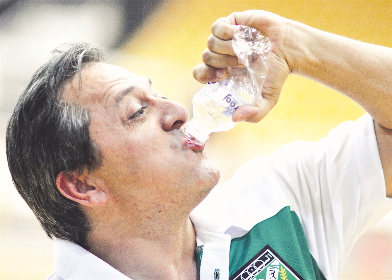 u0627u0644u0639u0631u0628u064a u0634u0631u0628 u0645u0646 u0627u0644u0643u0623u0633 u0627u0644u0645u0631u0629 u0628u0625u0628u0639u0627u062f u0627u0644u0645u062fu0631u0628 u0643u0644u0648u0641u064au0646 u0623u0646u0637u0648u0646u064au0648