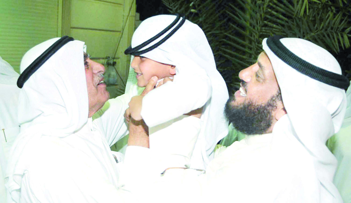 السعدون مقبلاً أحد الأطفال في ندوة الصواغ (تصوير كرم ذياب)