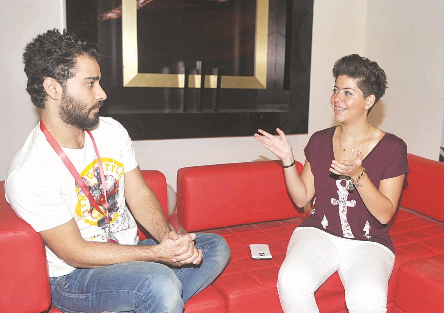 العميري متحدثةً إلى الزميل علاء محمود