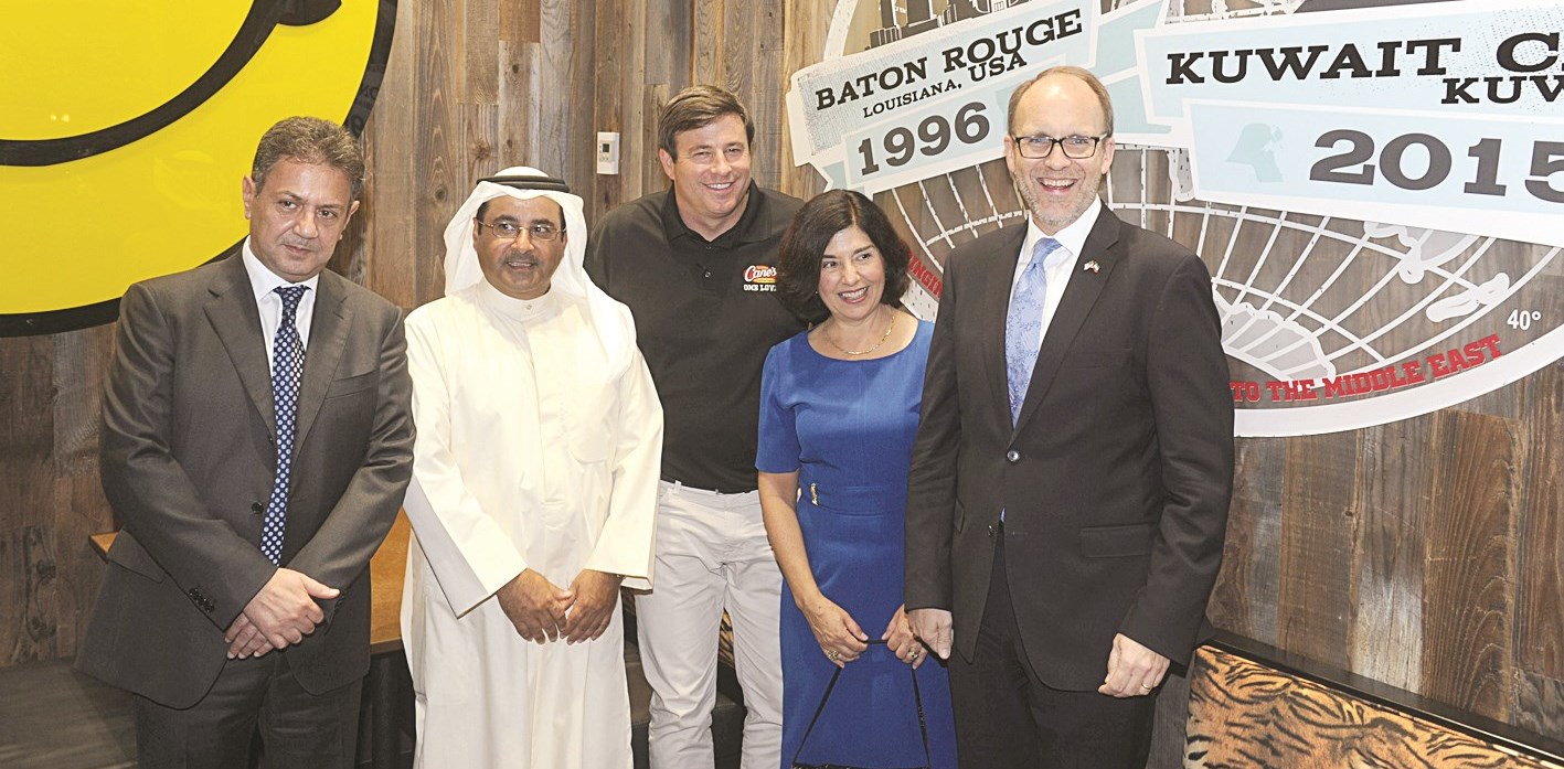 السفير الأميركي إلى جانب تود جريفز ومحمد عبدالعزيز الشايع