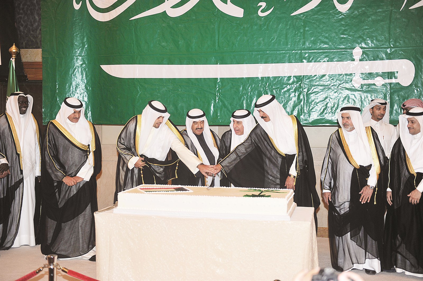المحمد والخالد والصالح يشاركون السفير السعودي قطع قالب الحلوى (تصوير نور هنداوي)