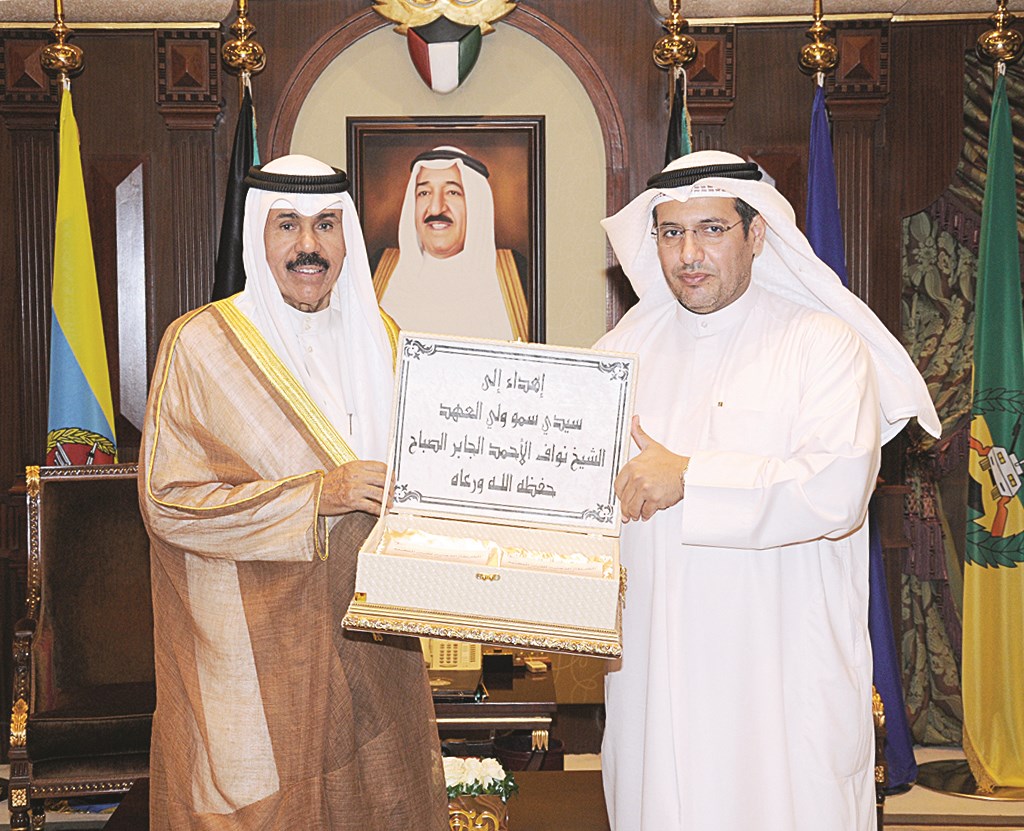 ...ويتلقى كتاباً هدية من شايع الشايع