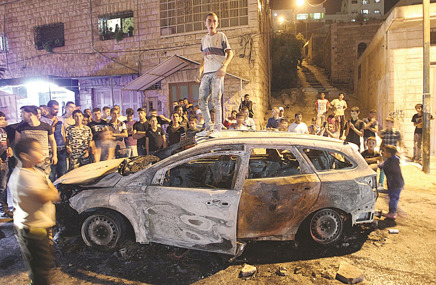 u0623u0637u0641u0627u0644 u0641u0644u0633u0637u064au0646u064au0648u0646 u062du0648u0644 u0633u064au0627u0631u0629 u0645u062du0631u0648u0642u0629 u0627u0633u062au062eu062fu0645u0647u0627 u0633u064au0651u0627u062d u0623u0645u064au0631u0643u064au0648u0646 u0641u064a u0627u0644u062eu0644u064au0644 ( u0627 u0641 u0628)