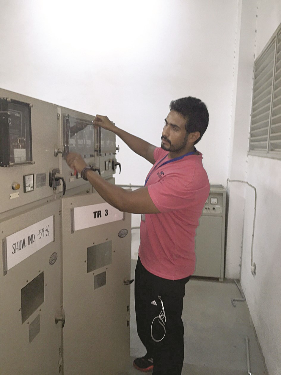 u0627u0644u0645u0647u0646u062fu0633 u062eu0627u0644u062f u0627u0644u0639u0646u0632u064a u064au0636u0639 u0644u0645u0633u0627u062au0647 u0627u0644u0643u0647u0631u0628u0627u0626u064au0629 u0644u0625u0639u0627u062fu0629 u0627u0644u062du064au0627u0629 u0625u0644u0649 u0627u0644u0645u0646u0634u0623u0629 u0627u0644u062du064au0648u064au0629