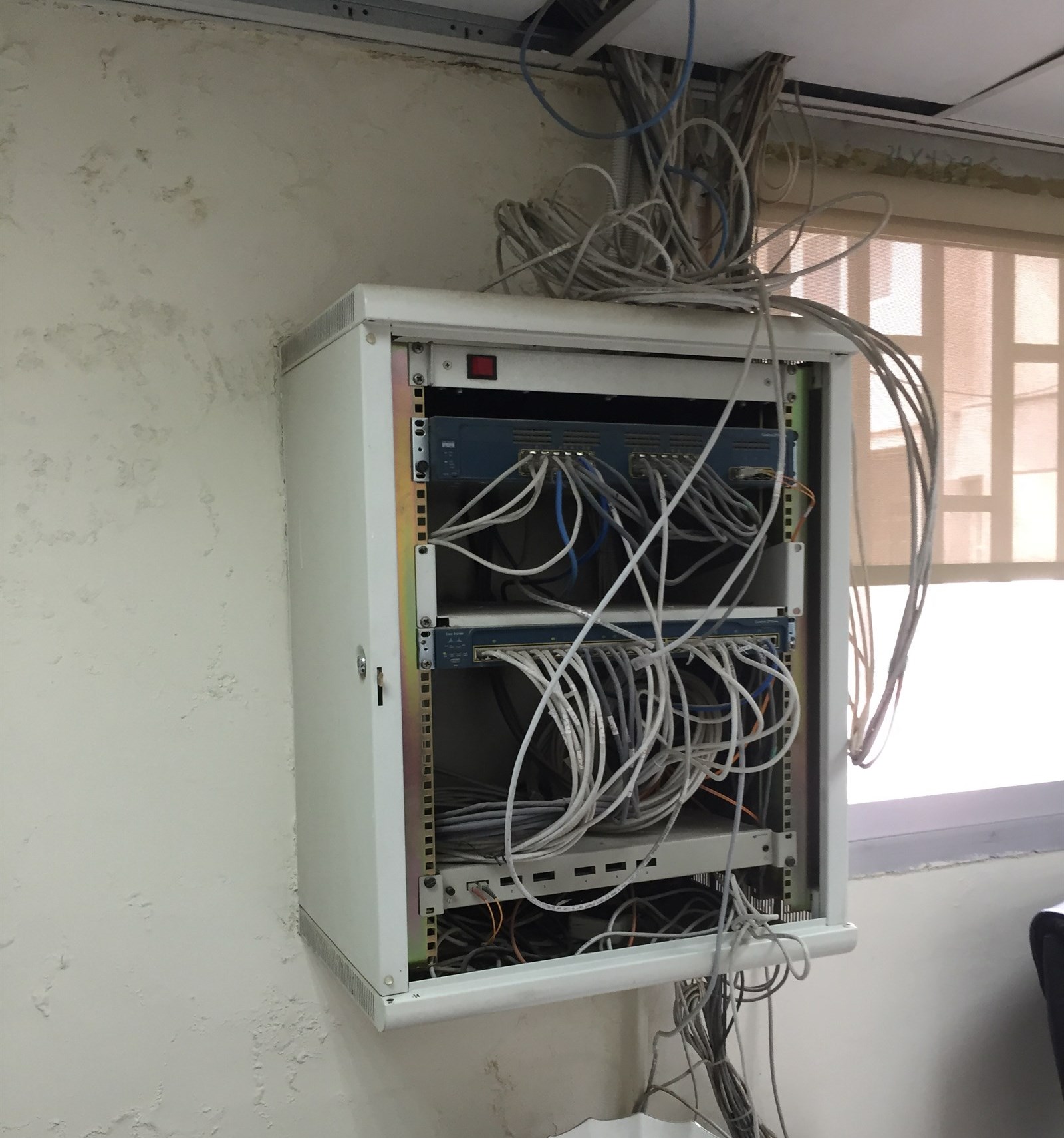 أسلاك الكهرباء متناثرة في مراقبة الامتحانات