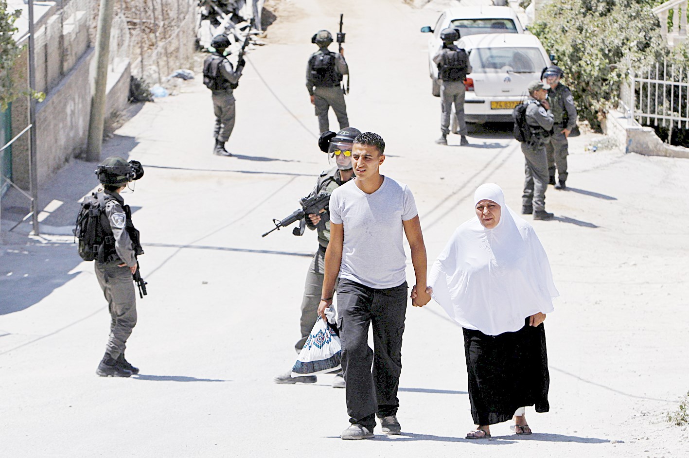 u0641u0644u0633u0637u064au0646u064a u0645u0645u0633u0643u0627u064b u0628u064au062f u0648u0627u0644u062fu062au0647 u0628u0639u062f u0639u0628u0648u0631u0647u0645u0627 u0642u0631u0628 u0642u0648u0629 u0625u0633u0631u0627u0626u064au0644u064au0629 u0641u064a u0628u064au062a u062cu0627u0644u0627 u0641u064a u0627u0644u0636u0641u0629 u0623u0645u0633 (u0631u0648u064au062au0631u0632)