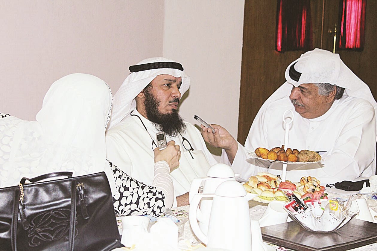 العنجري متحدثاً للصحافيين