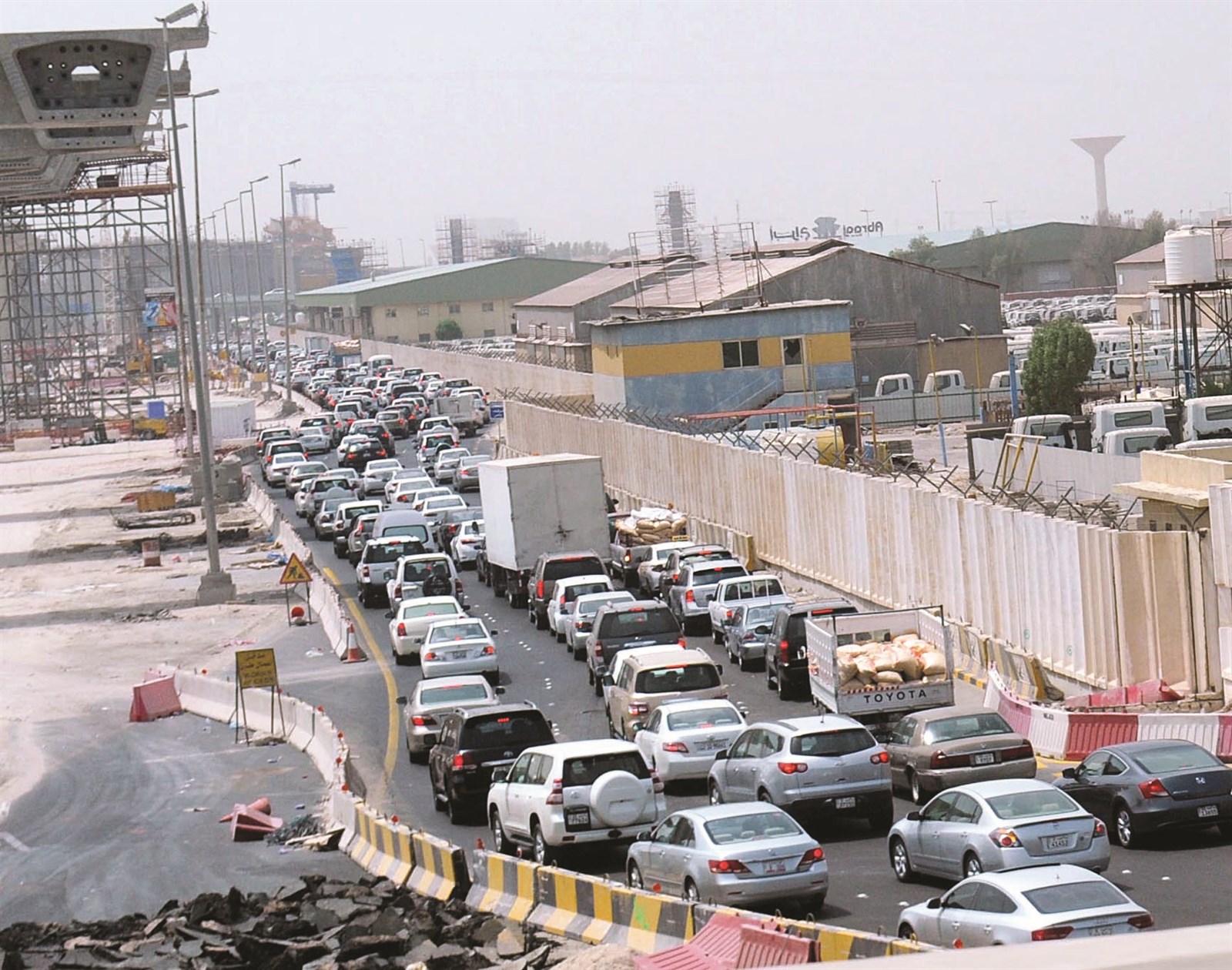 طابور لا نهاية له ! (تصوير طارق عزالدين)