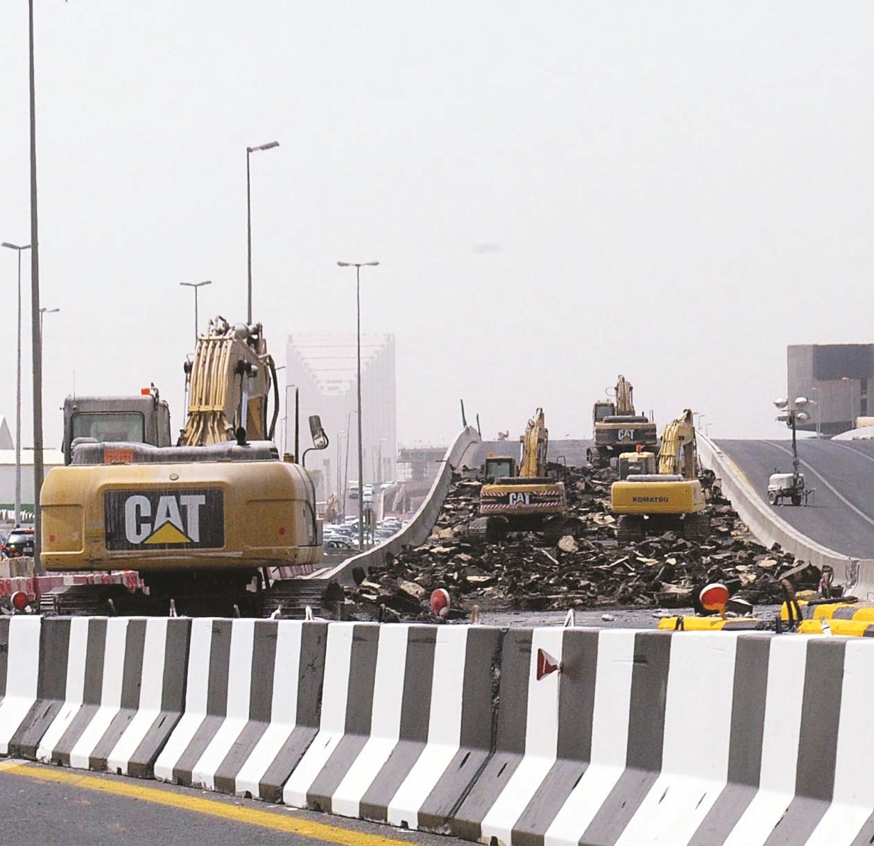 أعمال إزالة جسر الجامعة زادت معاناة الطرق المحيطة