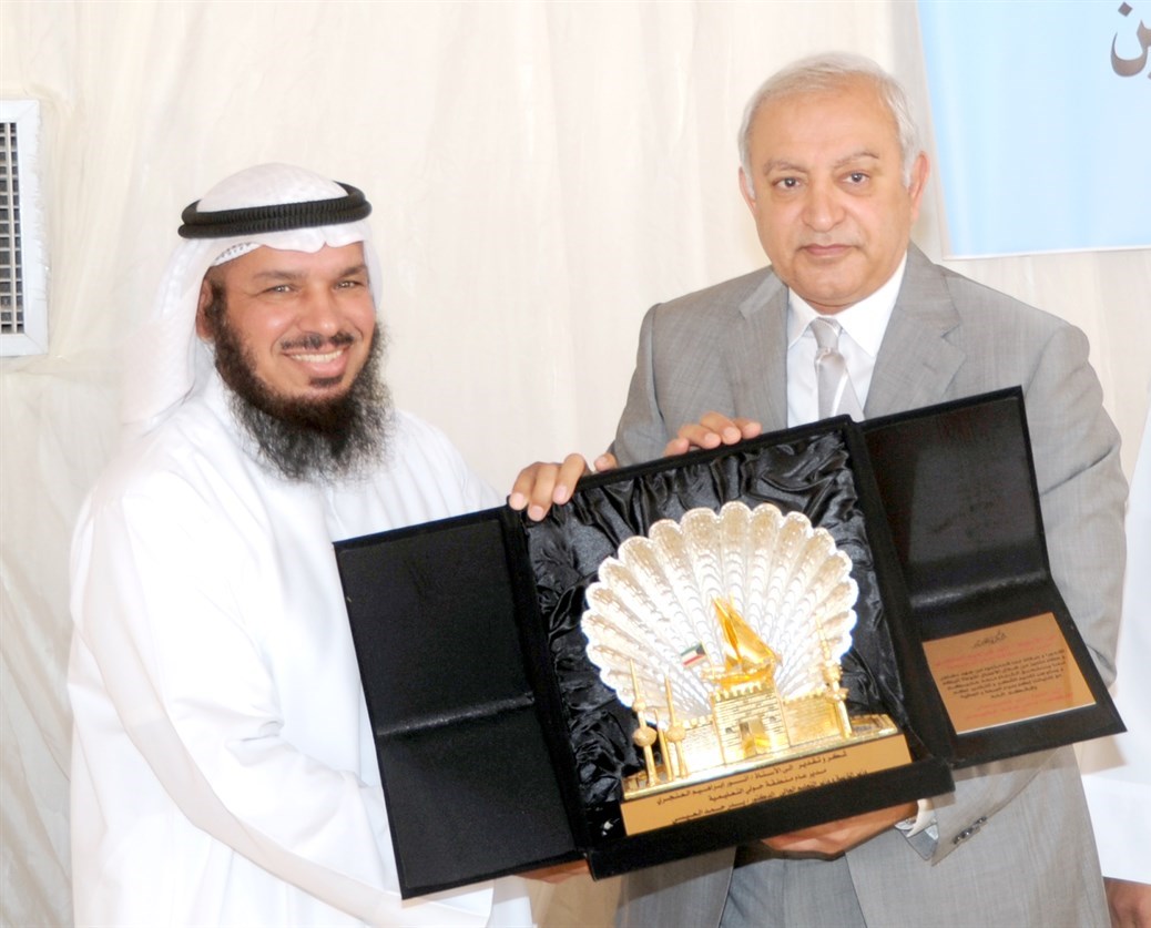 الوزير يكرم مدير منطقة حولي التعليمية        (تصوير طارق عزالدين)