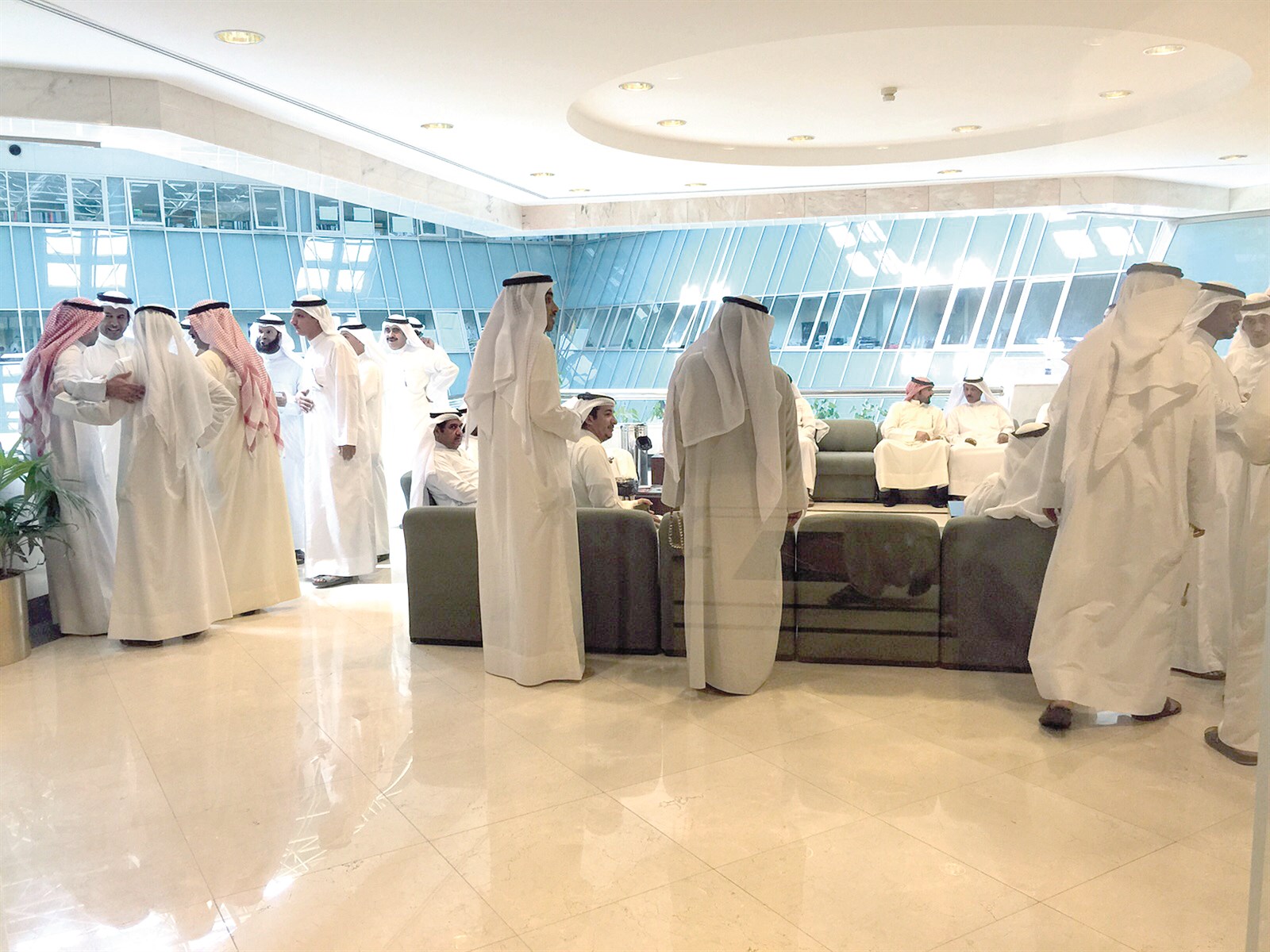 أهالي جابر الأحمد يتجمعون في مبنى مؤسسة الرعاية